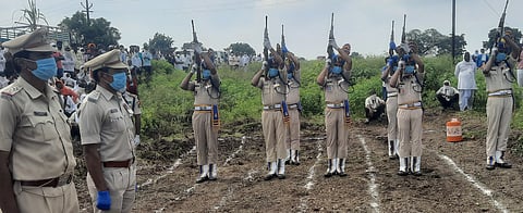 नांदेड - जवान पोचीराम सुद्देवाड यांच्या पार्थिवावर मंगरुळला अंत्यसंस्कार करण्यात आले.