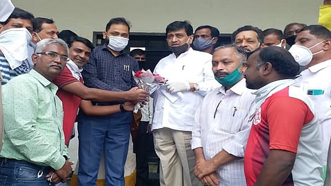 नांदेड - जिल्ह्यात आणखी एक अद्ययावत बहुउद्देशीय क्रीडा संकुलास मान्यता दिल्याबद्दल सर्व क्रीडा संघटनातर्फे पालकमंत्री व जिल्हाधिकारी यांचे आभार मानण्यात आले. 