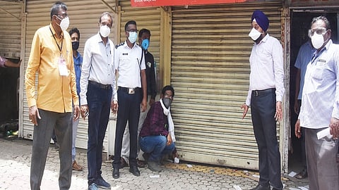 नांदेड ः महापालिकेच्या पथकाने बुधवारी १३ दुकाने सील केली. 