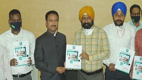 नांदेड - आयुक्त डॉ. सुनील लहाने यांनी बुधवारी महापालिकेचा अर्थसंकल्प स्थायी समितीचे सभापती विरेंद्रसिंग गाडीवाले यांना सादर केला. 