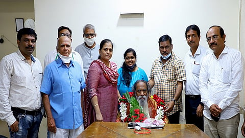 नांदेड - नागपूरहून सोलापूरला जात असताना नांदेडमध्ये ज्येष्ठ साहित्यिक मारूती चित्तमपल्ली यांचे स्वागत करण्यात आले. 