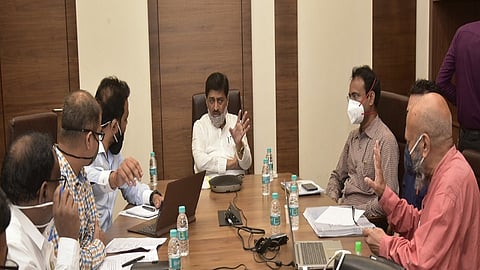 नांदेड - पालकमंत्री अशोक चव्हाण यांच्या प्रमुख उपस्थितीत कौठ्यातील क्रीडा संकुलाबाबत मुंबईत बैठक घेण्यात आली.  