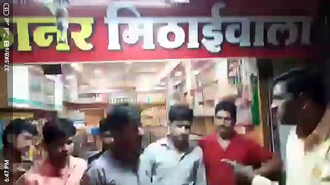 किडके, सडलेले बटाटे पाणीपुरीत, नागरीकांचा विक्रेत्याला चोप 