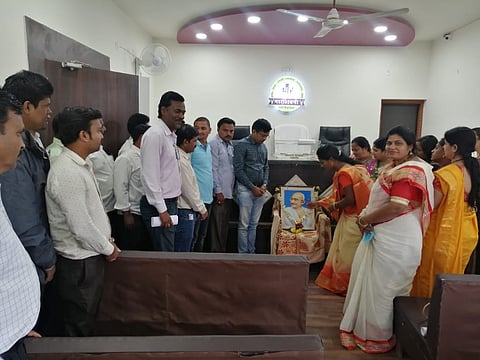 पारशिवनी ः सभेपूर्वी महात्मा गांधी यांच्या प्रतिमेचे पूजन करताना नगराध्यक्ष व नगरसेवक. 