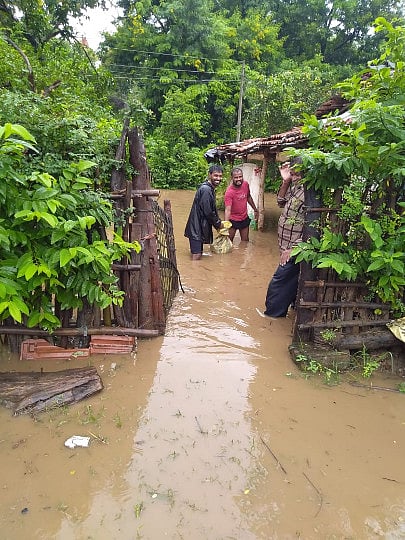 पारशिवनीः२९ ऑगस्टला आलेल्या महापुराचे पाणी वस्तीत शिरल्याने झालेले ग्रामस्थांचे नुकसान.