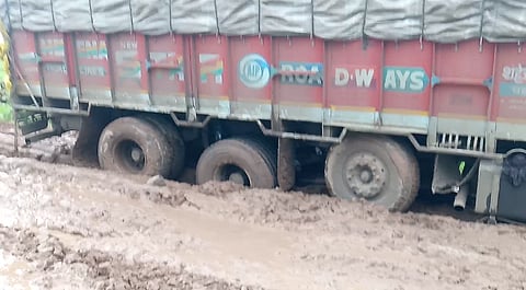 Akola News Terrible accident in Pathur Ghat, one killed, another serious