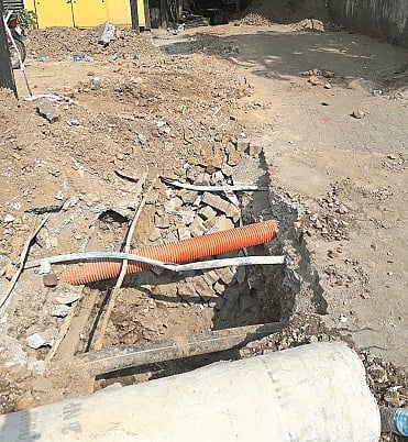 सदानंद हॉटेलशेजारील रस्त्याची दुरवस्था 