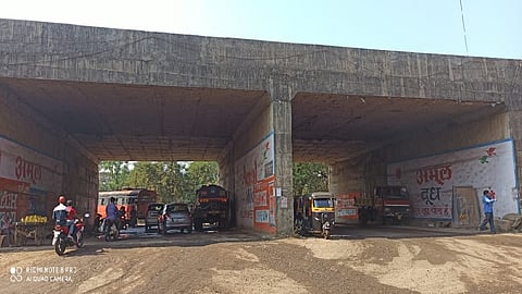मुंबई- गोवा महामार्गावरील बंदिस्त उड्डाणपुलांमुळे पेणसह गावांची ओळख धुसर