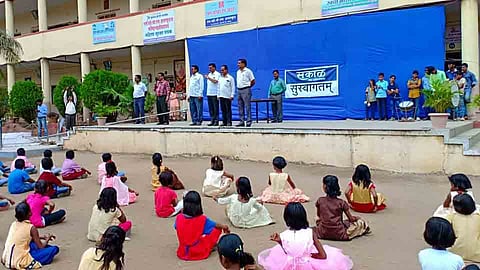 Thousands of students took pledge of plastic release at Solapur