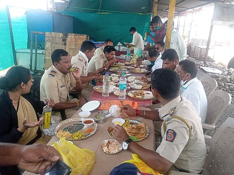 people help to policemen in kini kolhapur