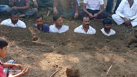 स्वाभिमानी शेतकरी संघटनेच्या पदाधिकाऱ्यांनी स्वता:ला जमीनीत गाडून केले आत्मक्लेश आंदोलन 