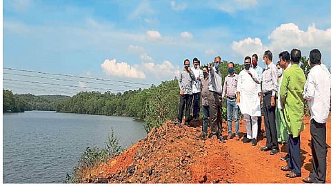 bhaskar jadhav visit to working of guhagar rampur road in ratnagir asked question to contractor