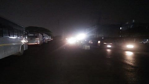 मुकुंद कंपनीनजीक रामनगरपासून एमआयडीसीकडे जाणाऱ्या रस्त्यावर अंधार पसरला आहे.