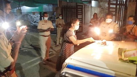 रामटेक :   कस्तुरी तोतडे हिचा वाढदिवस साजरा करताना पोलिस. 