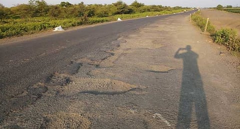 Akola News: Bad condition of national highways in the district, work of three lanes has not started yet