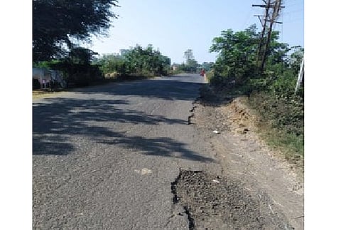 people demand to give speed beaker on tumsar bapera road in sihora of bhandara
