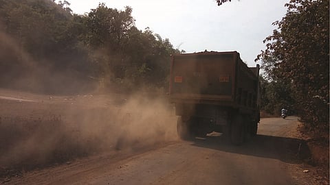 महाड : ग्रामीण भागातील रस्त्यावरून मोठ्या प्रमाणात अवजड वाहतूक होत आहे. 