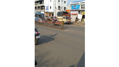 road-divider.jpg