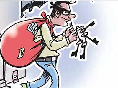 आधी यथेच्छ दारूची पार्टी...मग चोरी 