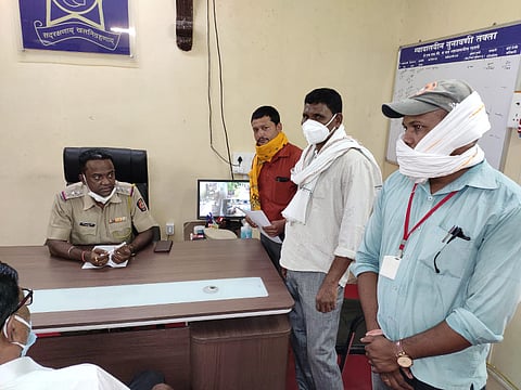 सावनेर  : पोलिस निरिक्षकांना निवेदन देताना ग्रामस्थ. 