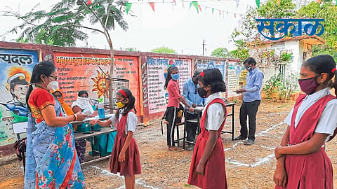 fifth to twelve school closed due to corona cases increases in wardha 