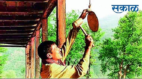 डोंगरावर घंटा वाजली, पळा पळा ! दुर्गम भागातील शाळांची विद्यार्थ्यांसाठी अनोखी शक्‍कल 