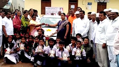 मार्गदर्शक शिक्षिकेला ग्रामस्थांकडून मोटार