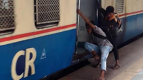 मध्य रेल्वेवरील आवारा पागल दिवाने.. 