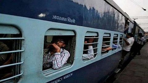 थायलंडहून परतले, अन्‌ कच्छ एक्‍स्प्रेसने केला धोकादायक प्रवास 