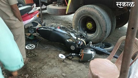 truck accident in nerle sangli but no injured in accident