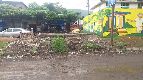 मलमिश्रित पाणी रस्त्यावर पसरले आहे