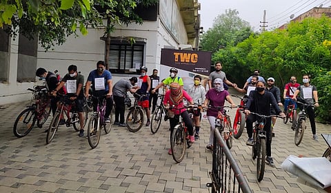 Akola News: The message of using a mask while riding a bicycle