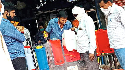 कृषी दुकानात फवारणी पंपाची खरेदीसाठी शेतकरी