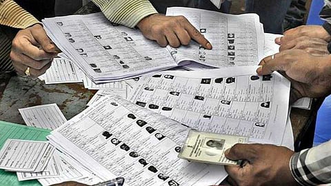 Akola News: Massive confusion in Hivarkhed Gram Panchayat voter list, changes in voter list due to political pressure