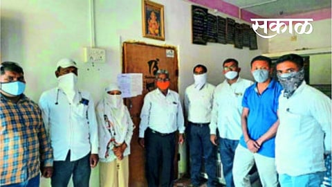 अवैध वाळू वाहतुकीचा दंड न भरल्याने ग्रामपंचायत कार्यालय केले सील 