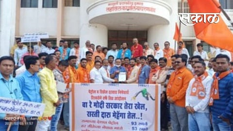 धरणगावात शिवसेनेतर्फे पेट्रोल डिझेल दरवाढीचा विरोधात तीव्र आंदोलन