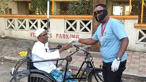 हॉटेल व्यवसायिक देतोय कामगारांना पगार व जेवणही