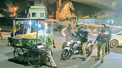 थंडीच्या कडाक्‍याने पुणेकर गारठले;दिवसभर उबदार कपडे घालून व्यवहार