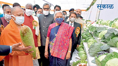 लखनौ - राजभवन येथे भाजीपाला, फळांच्या प्रदर्शनाला शनिवारी राज्यपाल आनंदीबेन पटेल आणि मुख्यमंत्री योगी आदित्यनाथ यांनी भेट दिली.