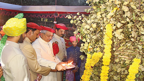 कोल्हापूर - शाही दसरा सोहळ्यात सोमवारी शमीपूजन करताना श्रीमंत शाहू छत्रपती महाराज, खासदार संभाजीराजे, मालोजीराजे, शहाजीराजे, यशराजराजे.