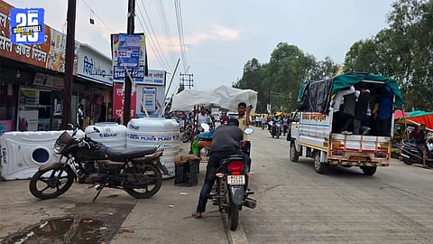 Chakan Encroachment : वासुली फाटा अतिक्रमणाच्या विळख्यात; साइडपट्ट्या ...