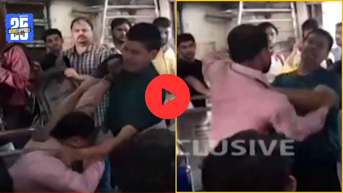 Mumbai Local Train Fight Video Viral | मुंबई लोकल ट्रेनमध्ये दोन ...