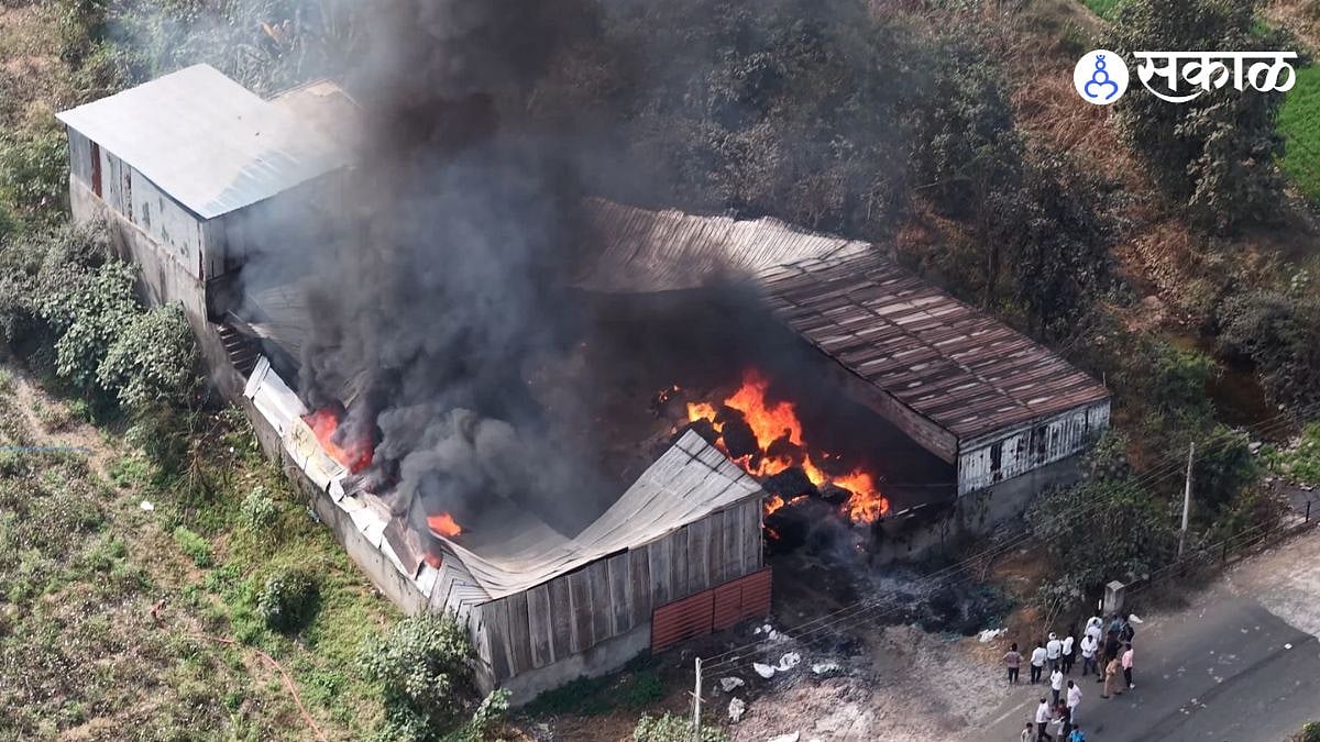 कळमेश्वर आग: गादी भंडारला शॉर्टसर्किटमुळे भीषण आग, लाखो रुपयांचे नुकसान ...