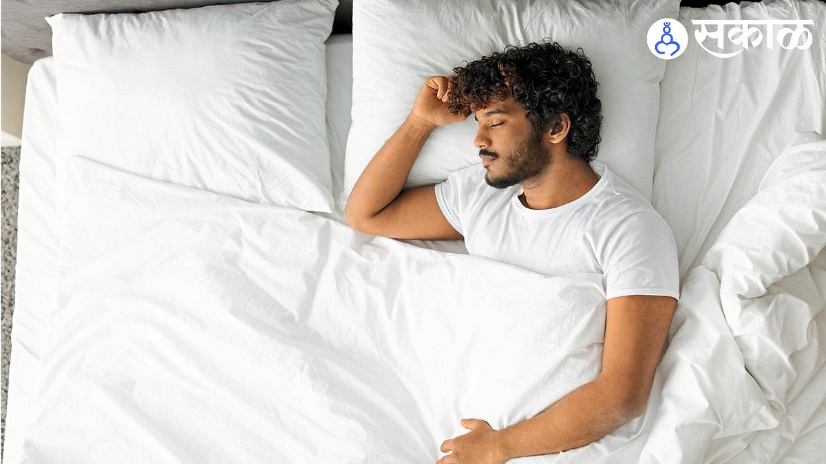 Sleep Posture झोपेची चुकीची पद्धत कण्याला घातक योग्य झोप कशी घ्यावी ...
