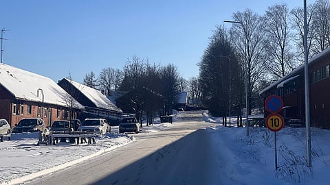 Tuomarinkartanon talleista kolme on Kavaleffintien vasemmalla puolella ja yksi, Kilpatalli Oy, oikealla puolella. Vasemmalla näkyy Talli Oy:n rakennukset, oikealla isompi maneesi. Ratsastuskoulut sijaitsevat pari sataa metriä tietä eteenpäin,  kartanolle päin. 