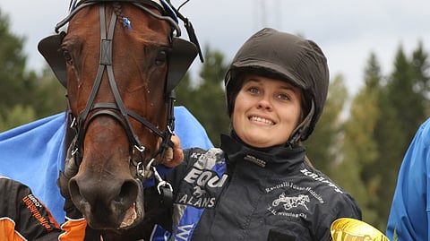 Kati Korhonen on työskennellyt aiemmin muun muassa Juuso Holttisen tallilla.