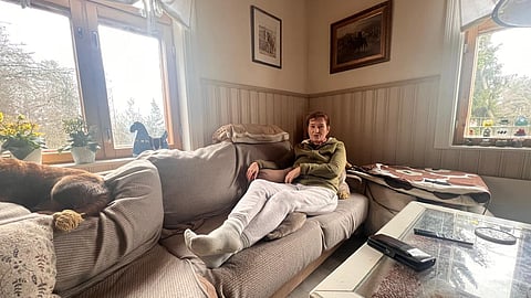 Leena Kalalahti viettää pyöreitä - ja tällä hetkellä ylipäätään aikaansa - itselleen hyvin vieraalla tavalla. 
