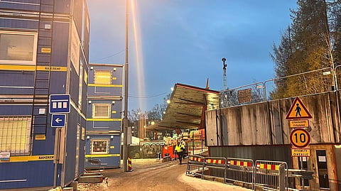 Laakson katsomo rakennustyömaan keskellä. 