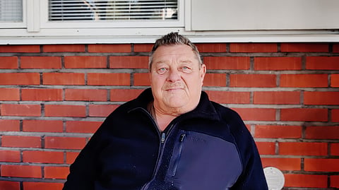 Markku "Makra" Eskola laskee kuljettaneensa hevosia yli puolet elämästään. "Varsinkin starttihevosille on tärkeää, että ne ovat kyydin jälkeen letkeitä ja hyväntuulisia."
