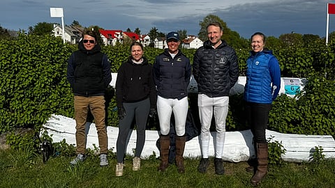 Elmo Jankari, Hedwig Wikström, Sanna Siltakorpi, Axel Lindberg ja Tanja Pehkonen tekevät Sopotissa iltakävelyä maastorataan tutustumisen merkeissä. 